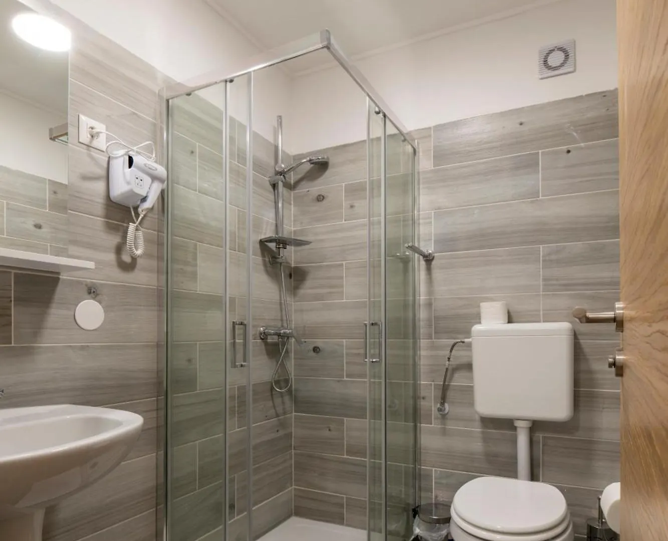 Casa Garibaldi - Rooms With Private Bathrooms Petrovija 0*,